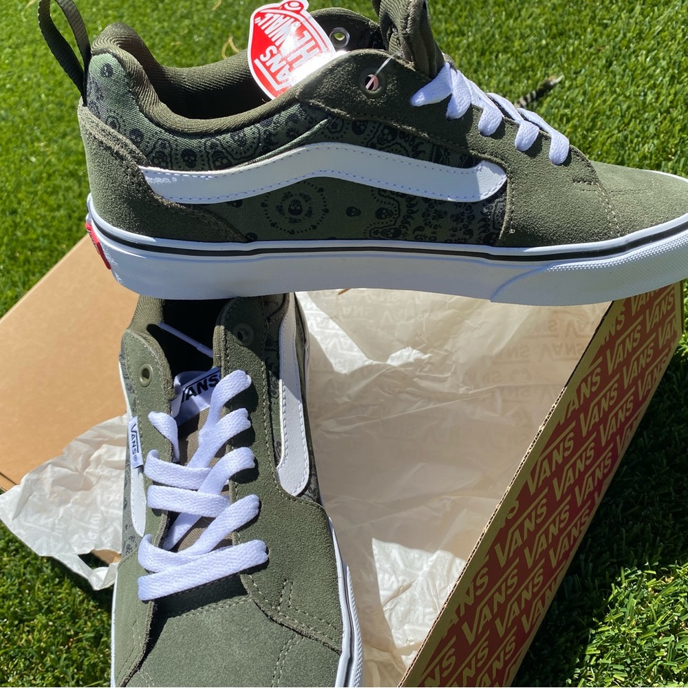 Vans Bandana Grape Leaf/White, They are a Army Green color with skulls.
